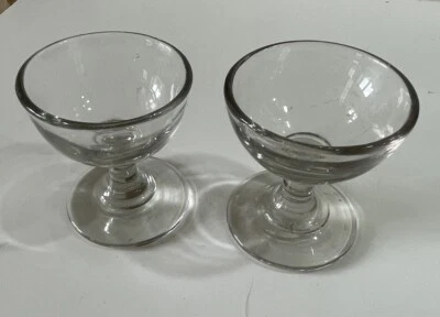 2 ANCIENS VERRES A LIQUEUR GRIOTTES LIQUEUR FOND EPAIS VERRE BULLÉ IRRÉGULIER - Photo 1/4