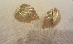 Orecchini traforati doppia foglia tono oro - Foto 1 di 4