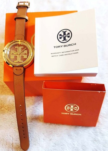 NUOVO orologio da donna Tory Burch oro e marrone bagaglio pelle mugnaio TBW6201 logo nuovo con etichette