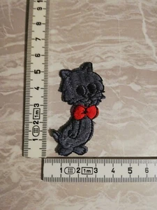 Katze grau mit roter Schleife Aufnäher Applikation Patch Aufbügler - Bild 1 von 1
