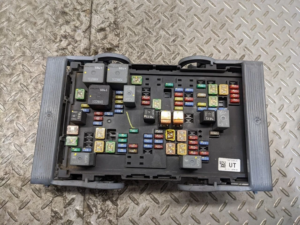 Caixa de fusíveis motor compatível com 07-09 SUBURBAN 1500 1173645 - Imagem 1 de 4