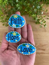 Lot de 3 roches bleues peintes à la main avec fleurs et mots foi, espoir et amour