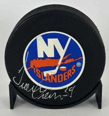 DISCO DE HOCKEY TRAVIS GREEN NEW YORK ISLANDERS FIRMADO LOGOTIPO DEL EQUIPO Foto 1 de 2