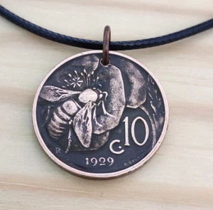Honey bee on flower coin pendant, Vintage Italy bee Coin Necklace - (1920-1937) - Picture 1 of 6