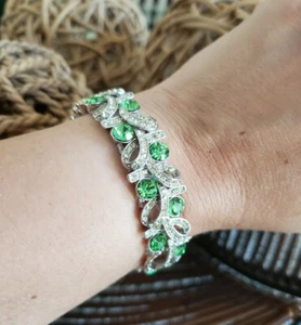 Ribbons Sparkling Genuine Green Austrian Crystal Rhinestones Stretch Bracelet - Picture 1 of 3