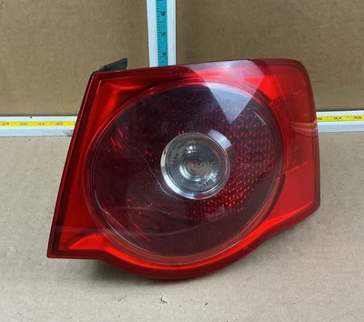 Luz trasera lateral del pasajero derecho Volkswagen Jetta 2005-2007 1K5 945 096J OEM Foto 1 de 4