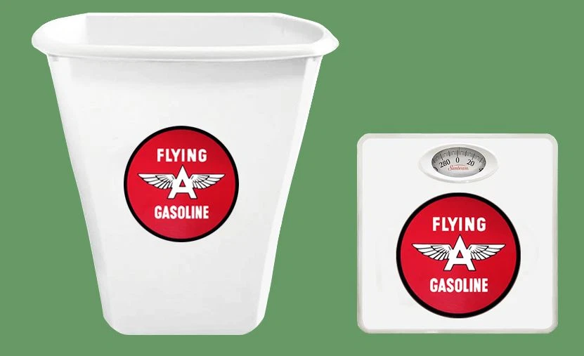 Báscula de baño blanca con tema de gas vintage y bote de basura de plástico blanco de 5,5 galones  Foto 1 de 1