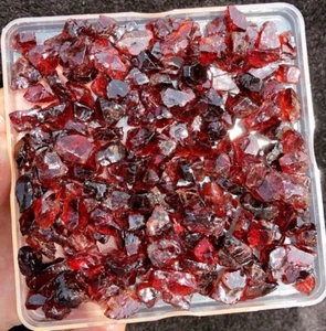 100g 80PC ¡¡TOP!!!Partículas de cristal granate rojo bonito raro natural crudo sl080 - Imagen 1 de 13