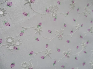 1 yd Broderie Anglaise (3 hole) Embroidered Lavendar Rosebud/White Cotton Fabric - Imagen 1 de 3