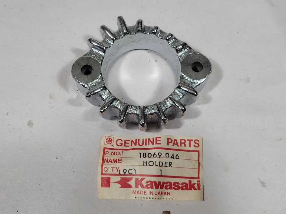 Soporte de tubo de escape izquierdo Kawasaki NOS, 1973-75 Z1, 1976-77 KZ900 Foto 1 de 1