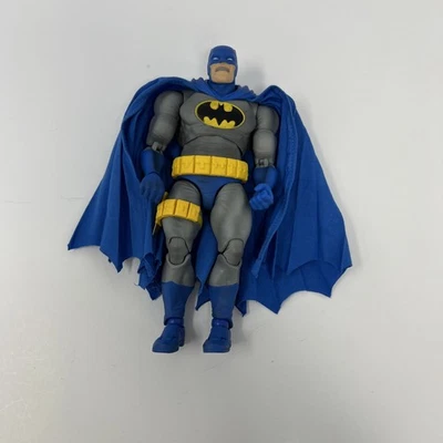 Mafex 号 139 蝙蝠侠蓝色版本仅可动人偶 — 第 1/4 张图片