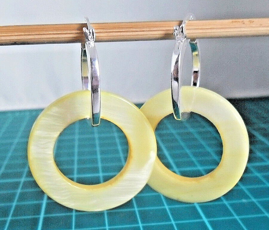 925 Sterling Silver Natural Yellow Dyed Shell Hoop Earrings  L4.4cm ~ E0091 - Image 1 of 1