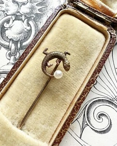 ANCIEN • Or jaune rose victorien 10 carats avec épingle bâton de lézard perle graine repoussé - Photo 1/3