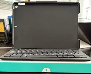 Slim Folio Case mit integrierter Bluetooth Tastatur für iPad Air (3.Generation) - Bild 1 von 1