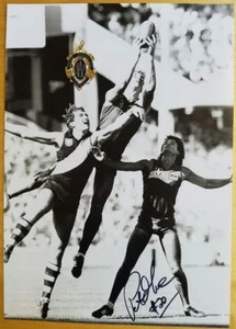 1984 PETER MOORE MELBOURNE HAND SIGNED B&W PHOTO & FREE REPLICA BROWNLOW MEDAL - Foto 1 di 2