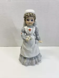 ENESCO 1981 KRANKENSCHWESTER CLARA FIGUR - DIE SIEGER - CLARA BARTON LESEN - Bild 1 von 19