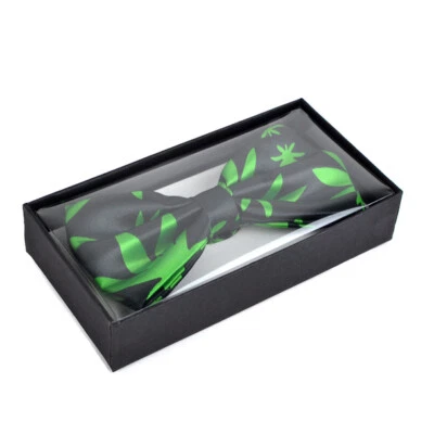 Pajarita de hombre con bandas negra con hojas de marihuana verde Celebrate 420 nueva en caja Foto 1 de 3