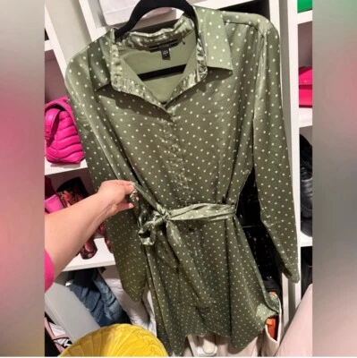 NUEVO SIN ETIQUETAS ADIVINAR Verde Oliva Salvia Punteado Satén Camisa Corta Oficina Cóctel Vestido EE. UU. L Foto 1 de 4