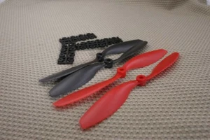 NEW 8x4.5 QUADCOPTER QUAD PROPELLERS 2 RED 2 BLACK PROPS PACK OF 4 - Picture 1 of 2