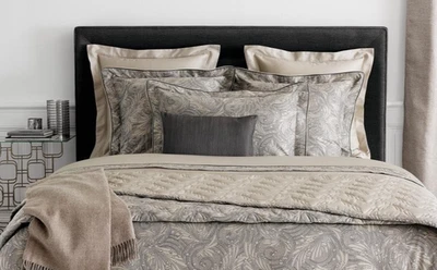 $375 NUEVO CON ETIQUETAS Queen Sábana Plana Triomphe Pierre Jacquard Ancho Azul Marino Borde Satén Foto 1 de 4