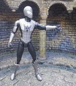 Marvel Universe Legends gepanzerter Spiderman 4" Figur 1/18 Maßstab neu versiegelt - Bild 1 von 3