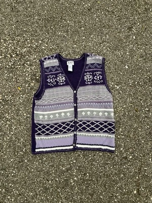 Colete Suéter Feminino Koret Petites Roxo Malha Botão Pequeno Floral Bordado - Imagem 1 de 4