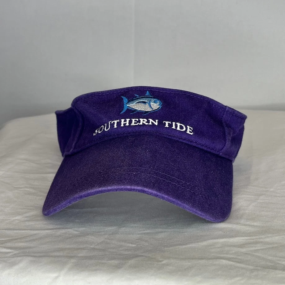 Logotipo bordado de peixe viseira roxa Southern Tide Skipjack - Imagem 1 de 4