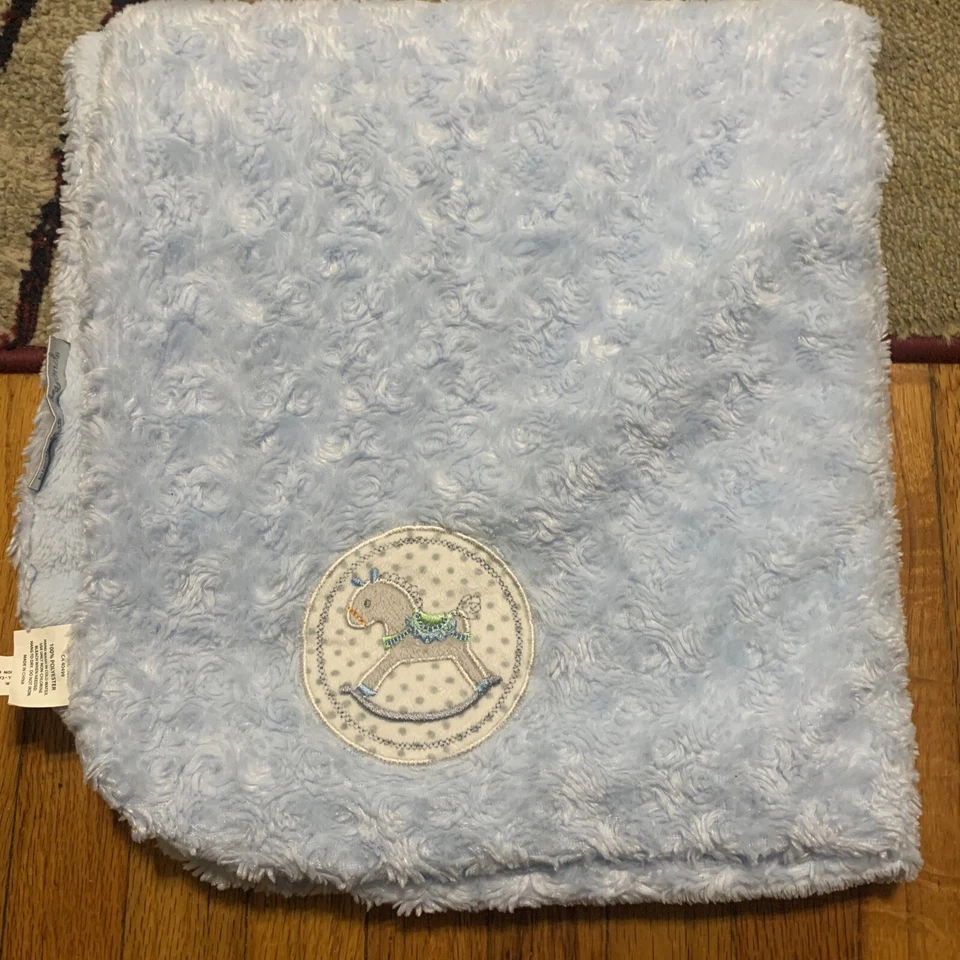 Mantas y más allá azul caballo mecedor bebé manta remolino piel felpa esquinas redondas Foto 1 de 3