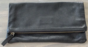 Bolso sin asas plegable plano con cremallera de cuero granulado original CLAIRE V VIVIER 11"x11" negro - Imagen 1 de 9