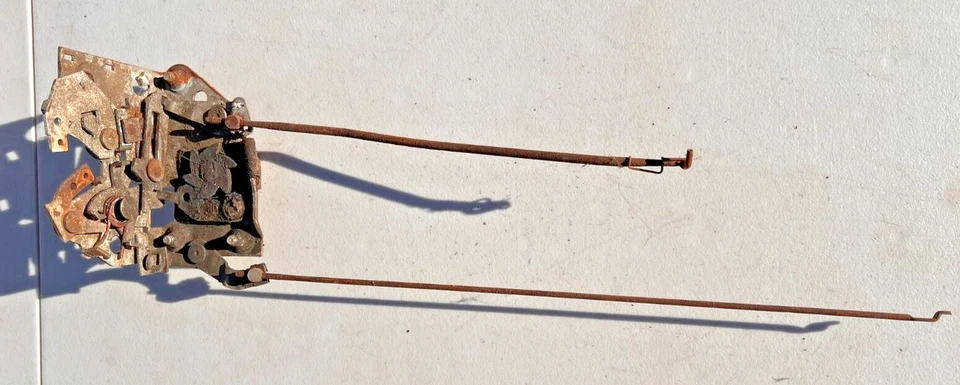 Buick Roadmaster 1956 super izquierda puerta delantera cerradura pestillo montaje 56 Foto 1 de 4