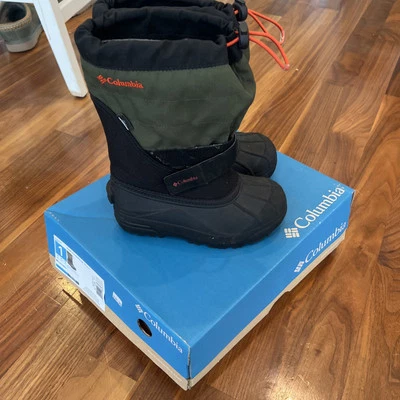 Botas de nieve Columbia Youth Powderbug Plus II BY1326 011 negras/verdes picantes talla 1. Foto 1 de 4