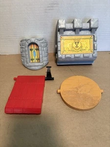 Vintage 1994 Fisher Price Castle Ersatzteile - Zugbrücke/Falle Tür/Fenster - Bild 1 von 9