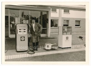 136430: Foto einer Schell Tankstelle mit Tankwart, vom November 1965 - Bild 1 von 2