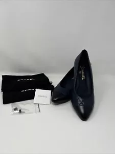 CHANEL NAVY/BLACK QUILTED CALFSKIN LEATHER CLASSIC PUMPS WITH PEARL DESIGN 38.5 - Picture 1 of 20