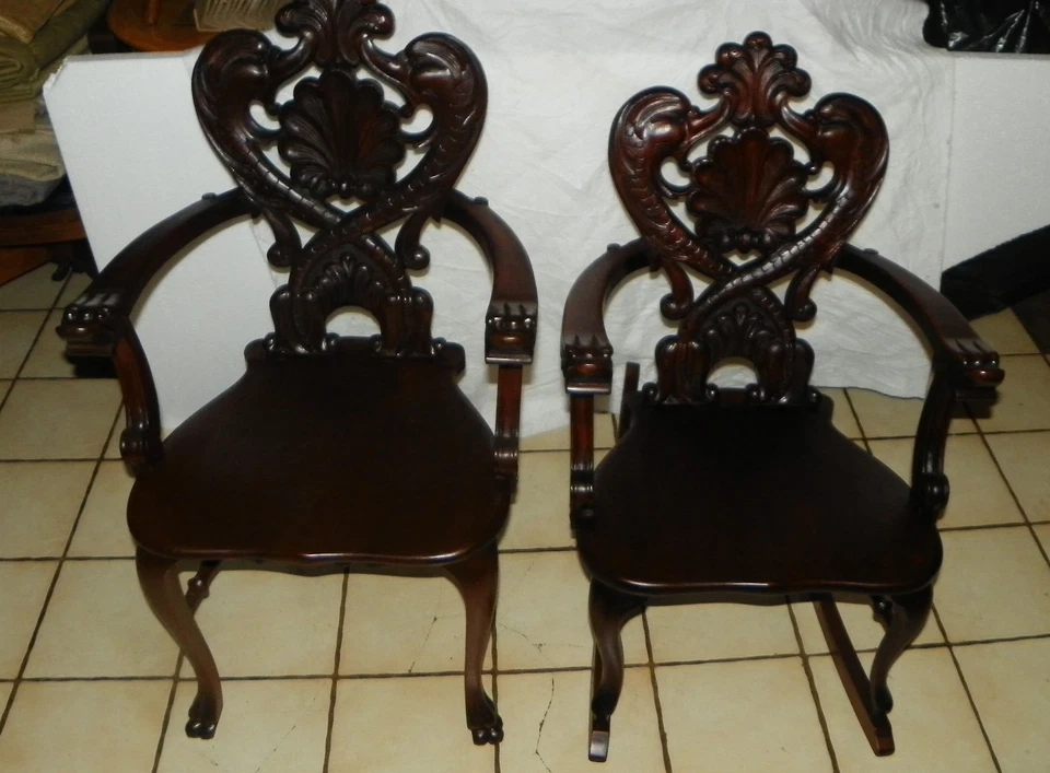 Par de balancines y sillones tallados en caoba de Stickley and Brandt (PR3) Foto 1 de 1