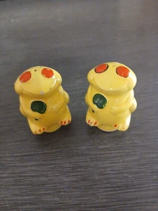 Salt & Pepper Smiling Yellow Frog Shaker Set Ceramic Bug Eyes Vintage  - Picture 1 of 7