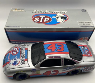 Firmado Richard Petty Autografiado Bobby Hamilton #43 STP 25 Aniversario 1:24 Foto 1 de 4