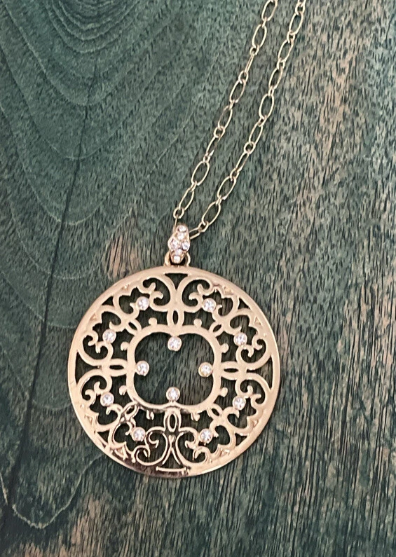 "Collar Casa Blanca Mercado Negro 34-36"" Cadena Tono Oro con Colgante Redondo de 2"""  Foto 1 de 4