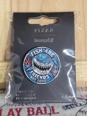 Prendedor Bruce Shark Fish are Friends Not Food Finding Nemo Loungefly Disney Foto 1 de 2