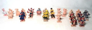 Lote de 29 figuras de plástico de la Commonwealth vintage años 50 de las muñecas de nuestro mundo - Imagen 1 de 7
