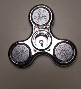 TRI Spinner colore argento metallizzato HAND FIDGET GIOCATTOLO EDC AUTISMO ADHD - Foto 1 di 2