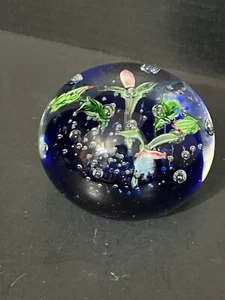 Round Glass Paperweight Green Frog Green Leaves Lily Pads Pink Flower - Picture 1 of 9