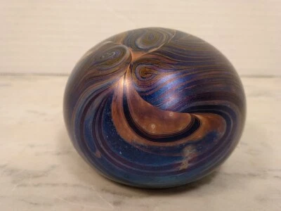 "Pisapapeles Robert Eickholt 1976 firmado vidrio iridiscente azul pavo real 3,25""" Foto 1 de 4