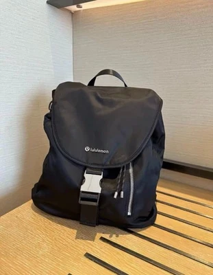 全新带标签 Lululemon 抽绳背包 - 黑色 — 第 1/4 张图片