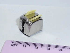 1:12 Scale Toaster and Bread Dolls House Miniature Kitchen Accessory - Picture 1 of 2