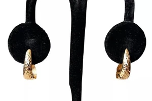 14k Solid Yellow Gold Hammered Huggie Hoop Earrings TEARDROP Pierced JJT - Picture 1 of 19