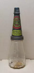 Castrol Wakefield Oil Bottle Embossed 1 Pint with Castorlite oil pourer SAE20 - Picture 1 of 12