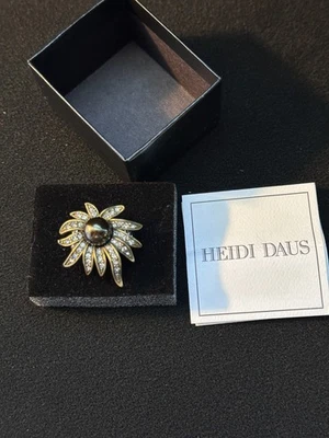 Anillo Flor Perla Imitación Cristales Tono Bronce "Art In Bloom" Firmado por Heidi Daus Nuevo en Caja Foto 1 de 4