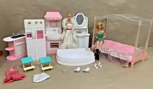 Lote de muñecas Barbie vintage ropa muebles cocina baño resplandor dosel sofá cama - Imagen 1 de 24