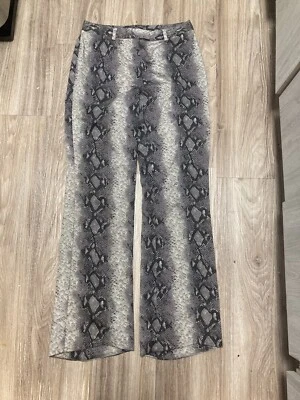 Pantalones informales elásticos para mujer I-N-C con estampado de serpiente grises negros dobladillos de corte en V poco profundos Foto 1 de 4